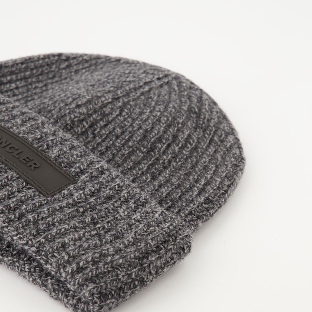 Imagen de gorro de cachemira y lana gris de Moncler para hombres - Temporada otoño-invierno 2025 - Vista de detalle 2
