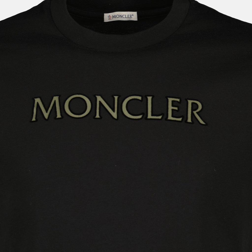 Immagine della t-shirt nera con logo stampato di Moncler per uomini - Stagione Primavera-Estate 2026 - Dettaglio 1