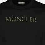 モンクレールの男性用ブラックプリントロゴTシャツの画像 - シーズン春夏2026 - 詳細ビュー1