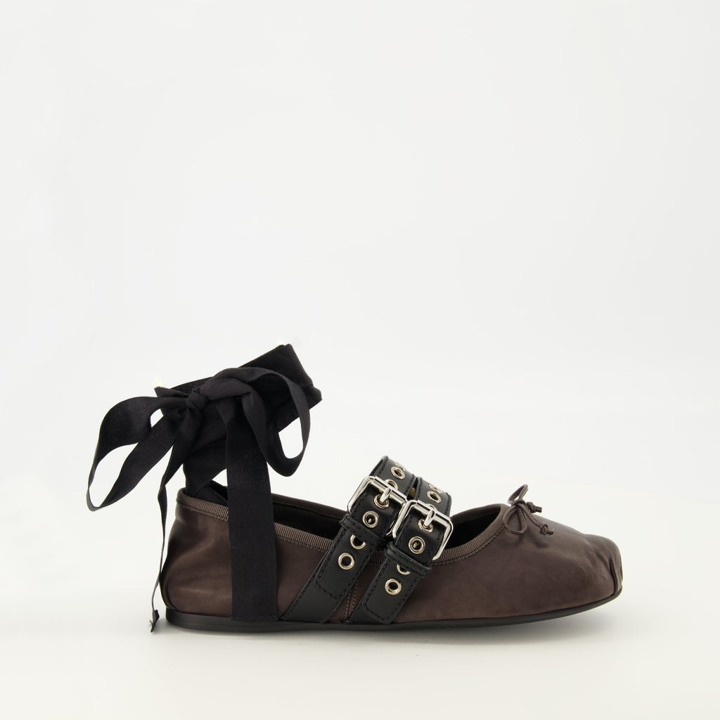 Image de Ballerines à Brides en Cuir par Miu Miu pour Femmes - Saison Printemps-ÉtÉ 2026 - Vue de côté droit