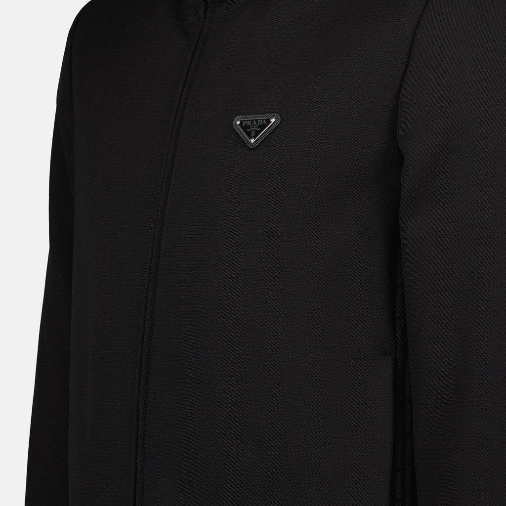 Image d'une veste en nylon noir avec un logo en métal de Prada pour hommes - Saison Automne-Hiver 2024 - Vue détail produit 2