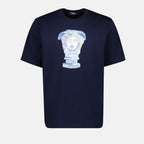 Image d'un t-shirt bleu marine avec impression Méduse de Versace pour hommes - Saison Printemps-Été 2025 - Vue de face