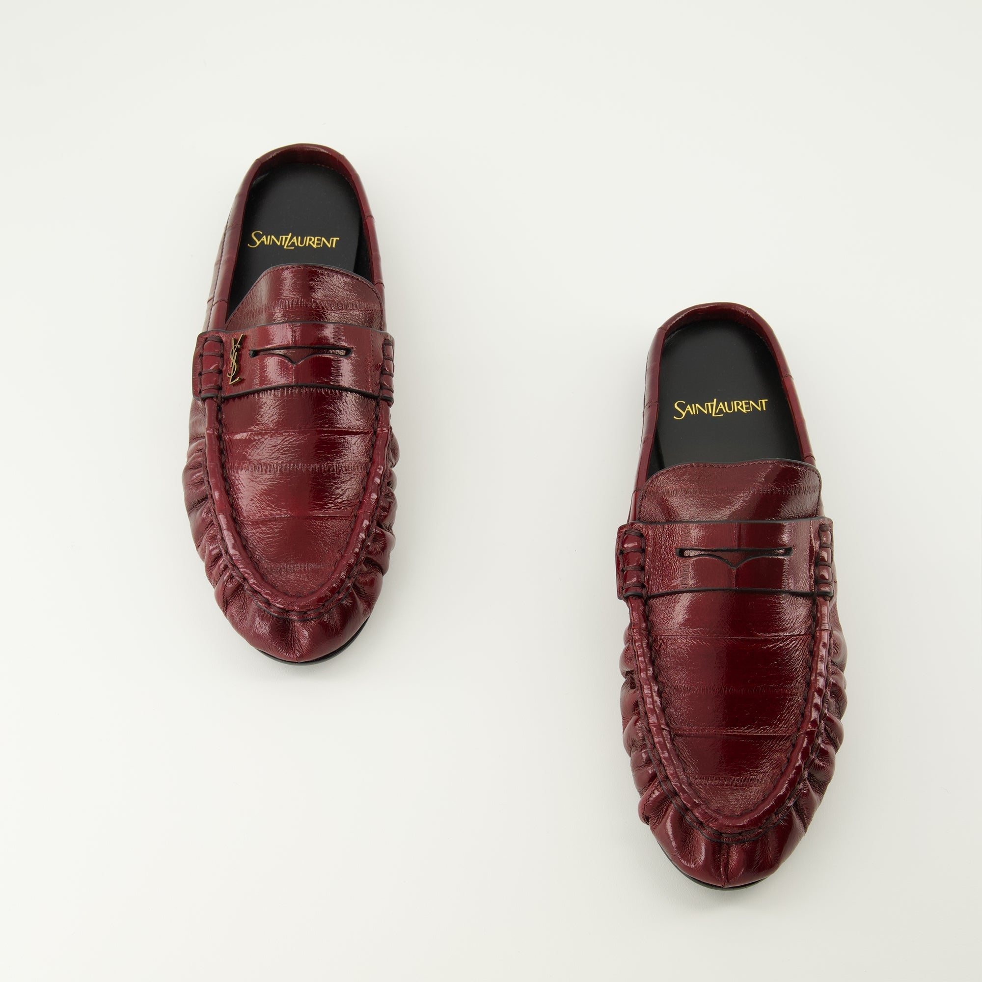 Immagine di Mules Loafer Bordeaux di Saint Laurent per Donne - Stagione Primavera-Estate 2026 - Vista Dall'Alto della Coppia