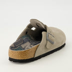Imagen de las sandalias Boston grises de Birkenstock para unisex - Temporada Otoño-Invierno 2025 - Vista trasera
