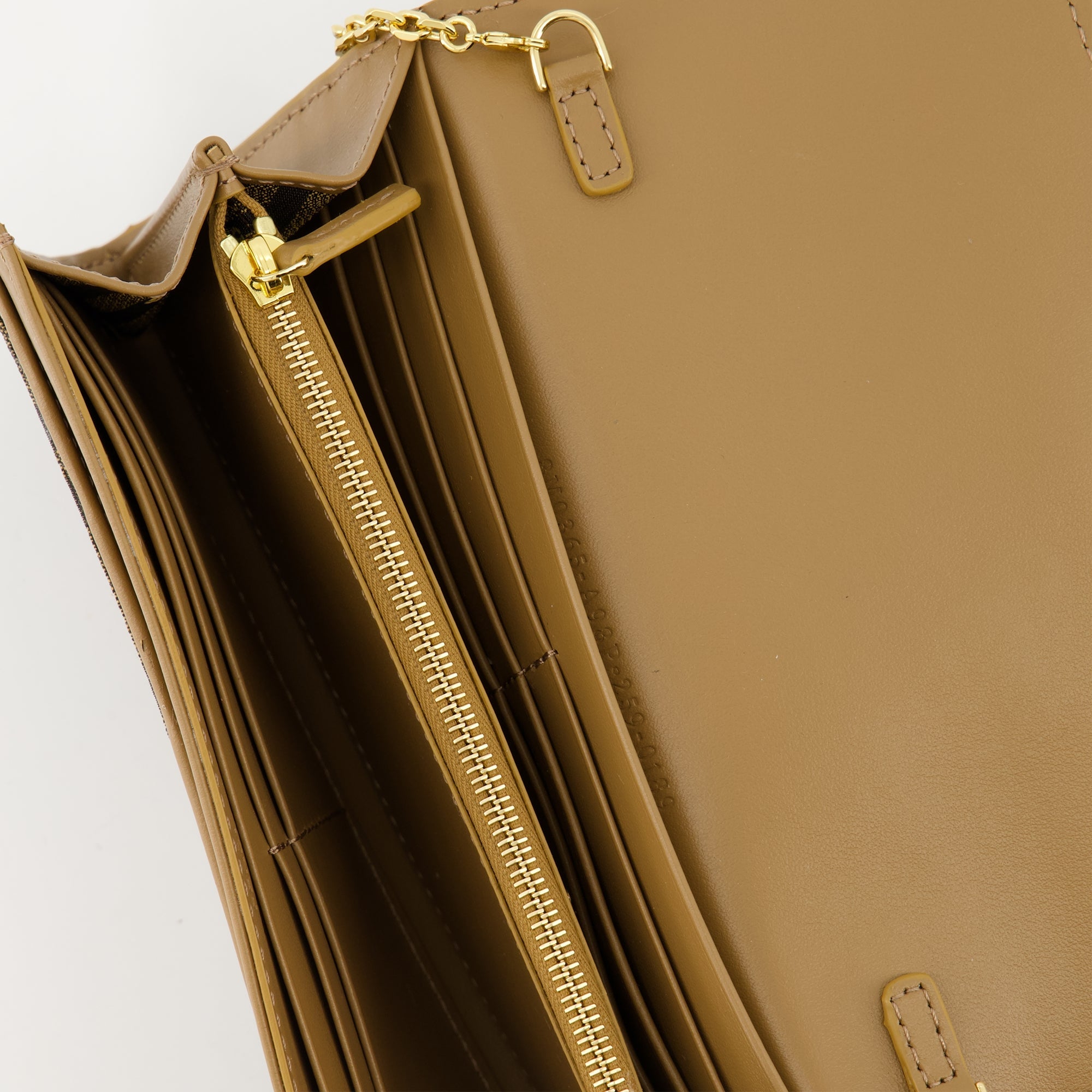 Image of BaguetteChain FF Bag by Fendi for Women - Season Autumn-Winter 2025 - Detail View 2