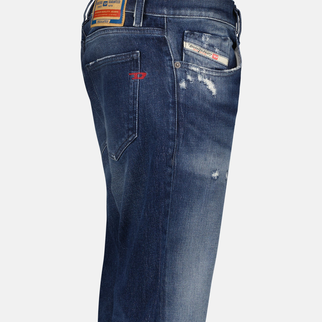 Image de jeans en denim déchirés slim-fit de Diesel pour hommes - Saison Automne-Hiver 2024 - Détail Vue 1
