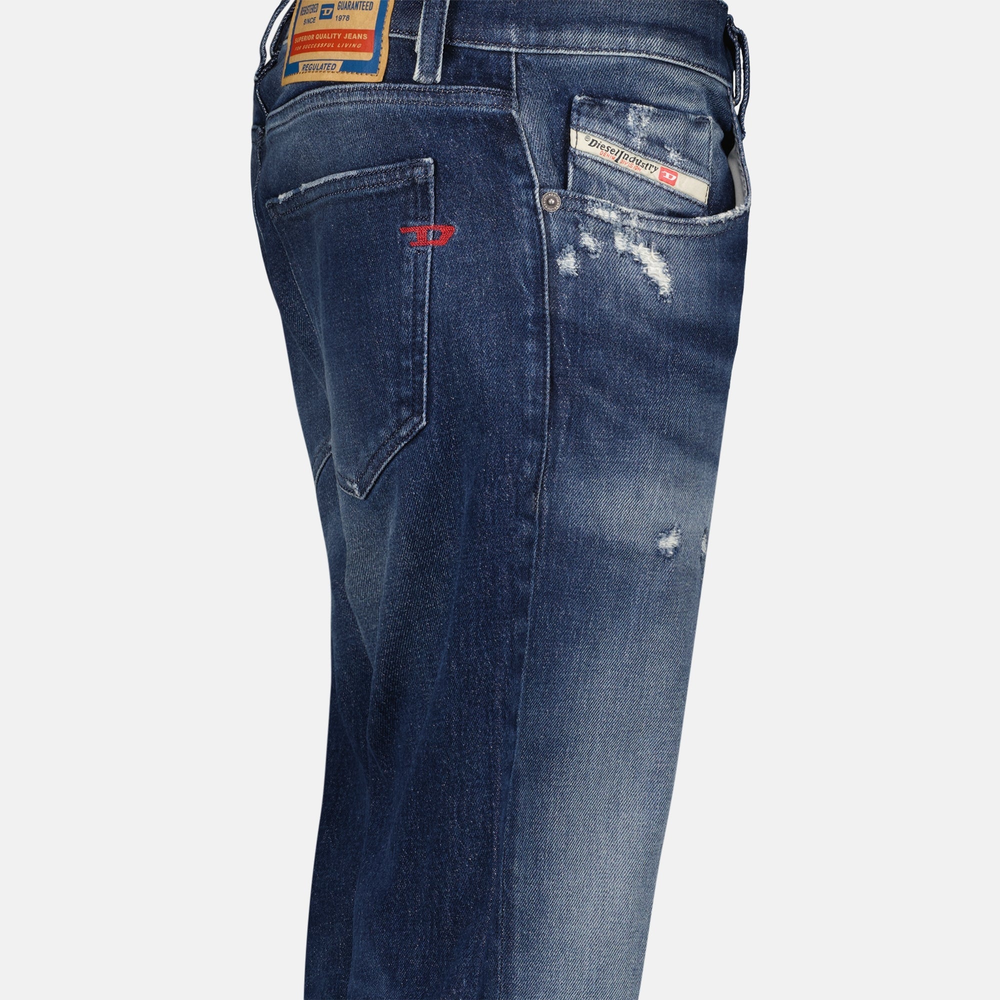 Image de jeans en denim déchirés slim-fit de Diesel pour hommes - Saison Automne-Hiver 2024 - Détail Vue 1