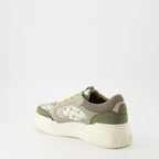 Bild der Fendi Force Sneakers von Fendi für Männer - Saison Frühling-Sommer 2025 - Hinteransicht rechts im Drei-Viertel