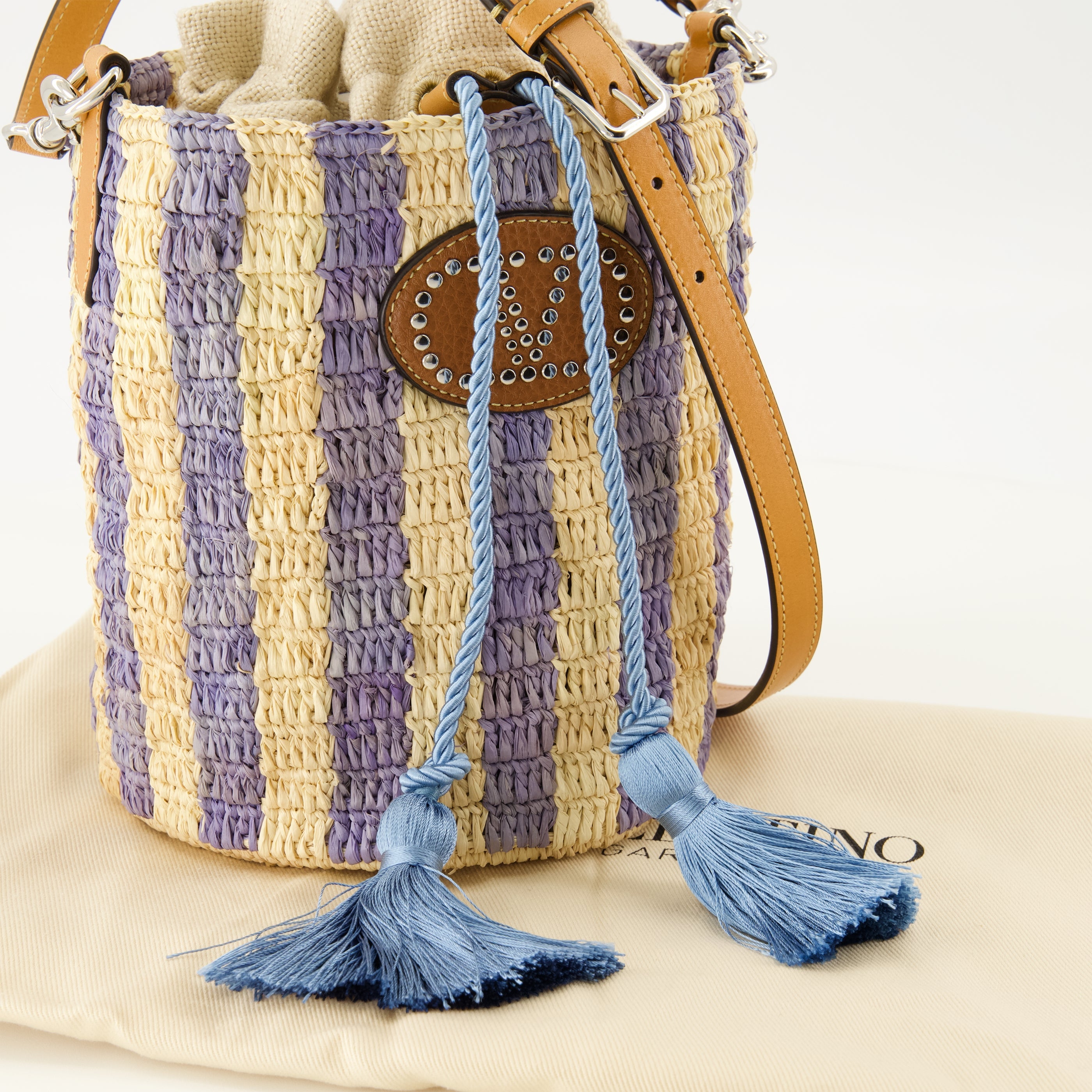 Piccola Borsa a Secchiello in Raffia con Motivo a Strisce Blu