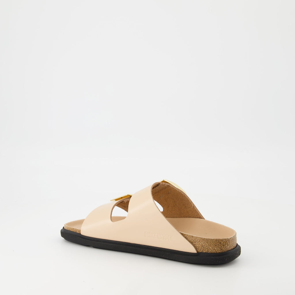 Image des sandales Arizona Big Buckle de Birkenstock pour femmes - Saison Printemps-Été 2025 - Vue arrière droite trois-quarts