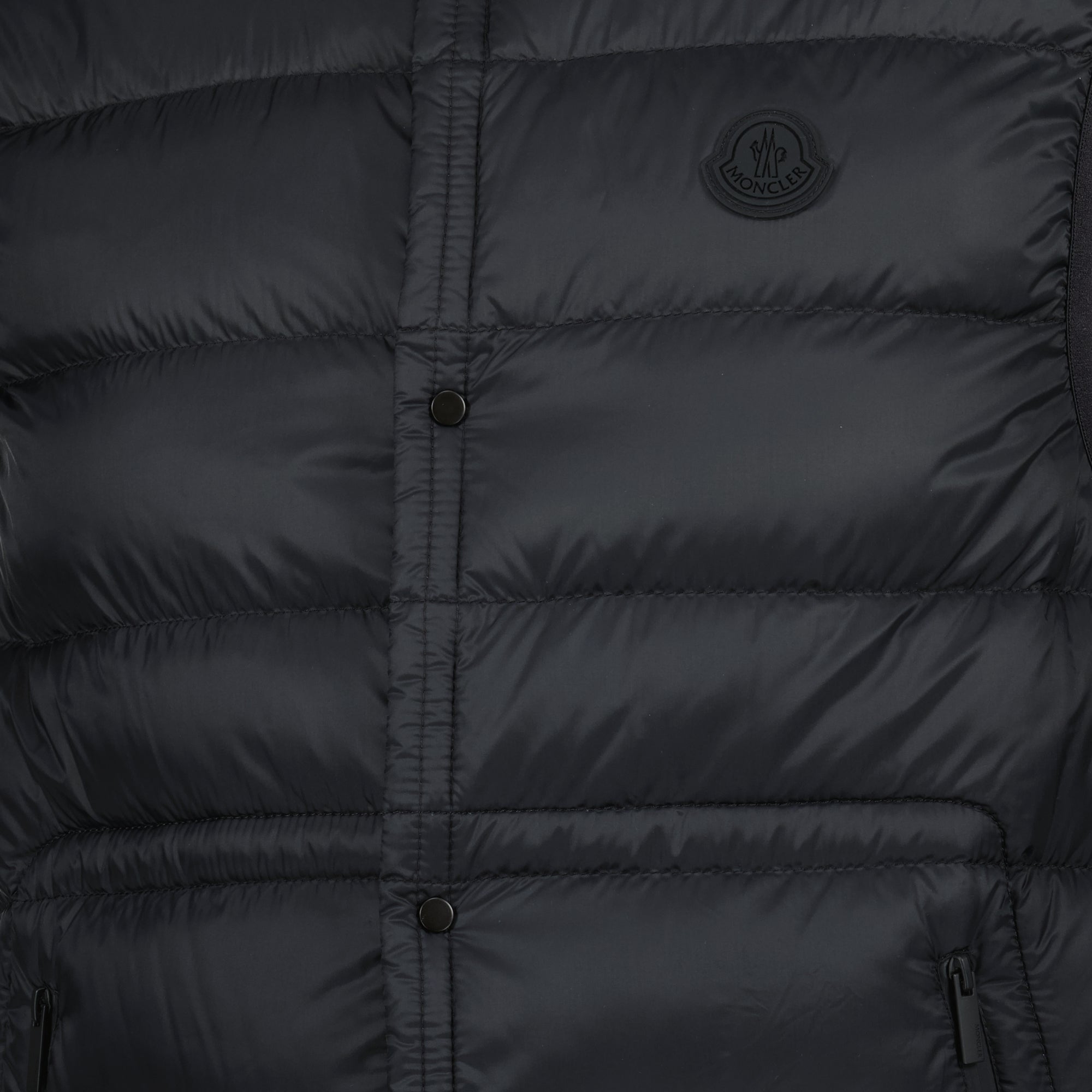 Imagem do colete preto acolchoado sem mangas Plaret da Moncler para Homens - Temporada Primavera-Verão 2025 - Detalhe Vista 5