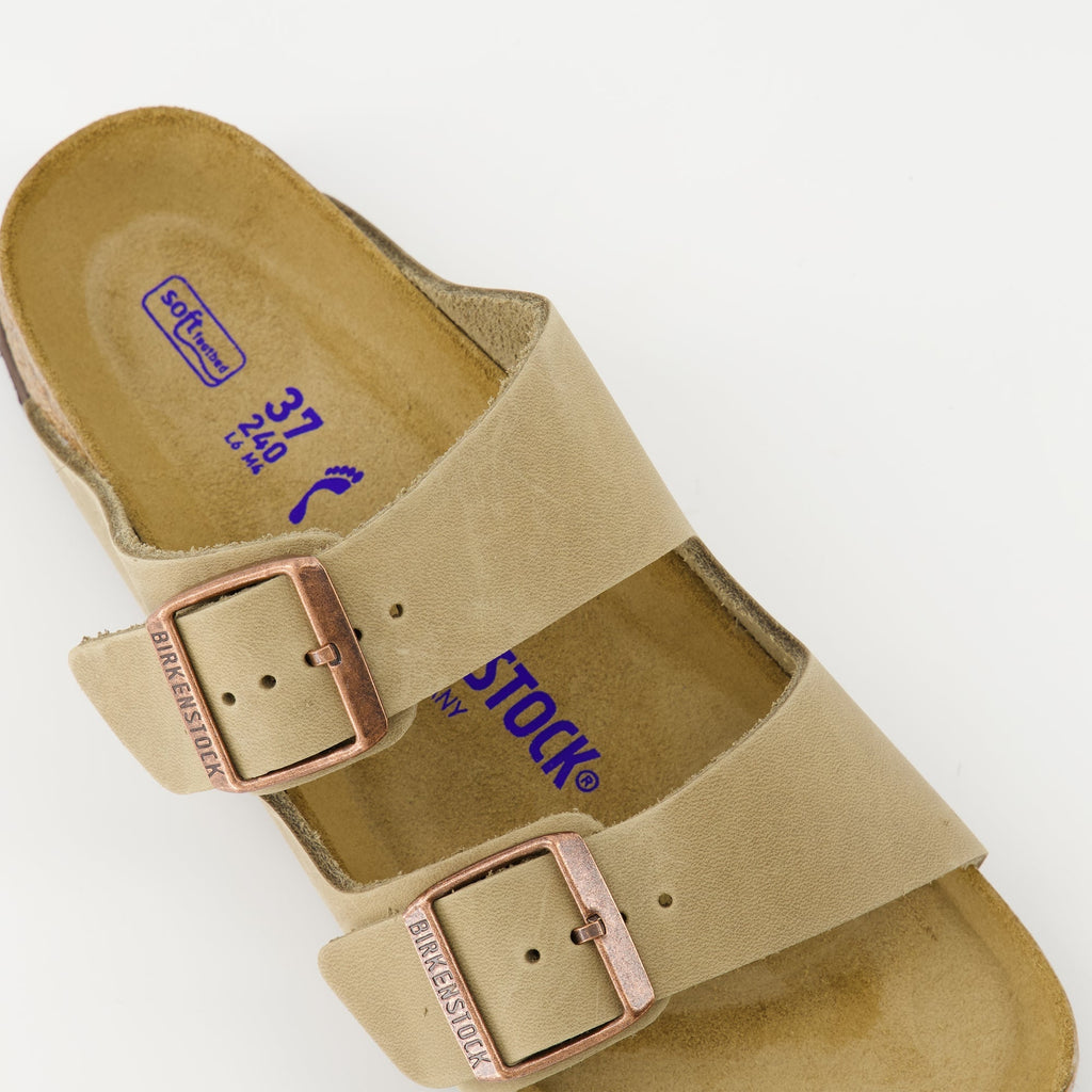 여성을 위한 Birkenstock의 아리조나 베이지 샌들 이미지 - 시즌 봄-여름 2025 - 상단 세부 묘사