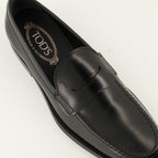 Imagen de mocasines de cuero negro de Tod's para hombres - Temporada Otoño - Invierno 2025 - Vista superior de detalles