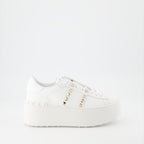 Imagen de las zapatillas Open Rockstud Platform de Valentino Garavani para mujeres - Temporada Primavera-Verano 2025 - Vista lateral derecha
