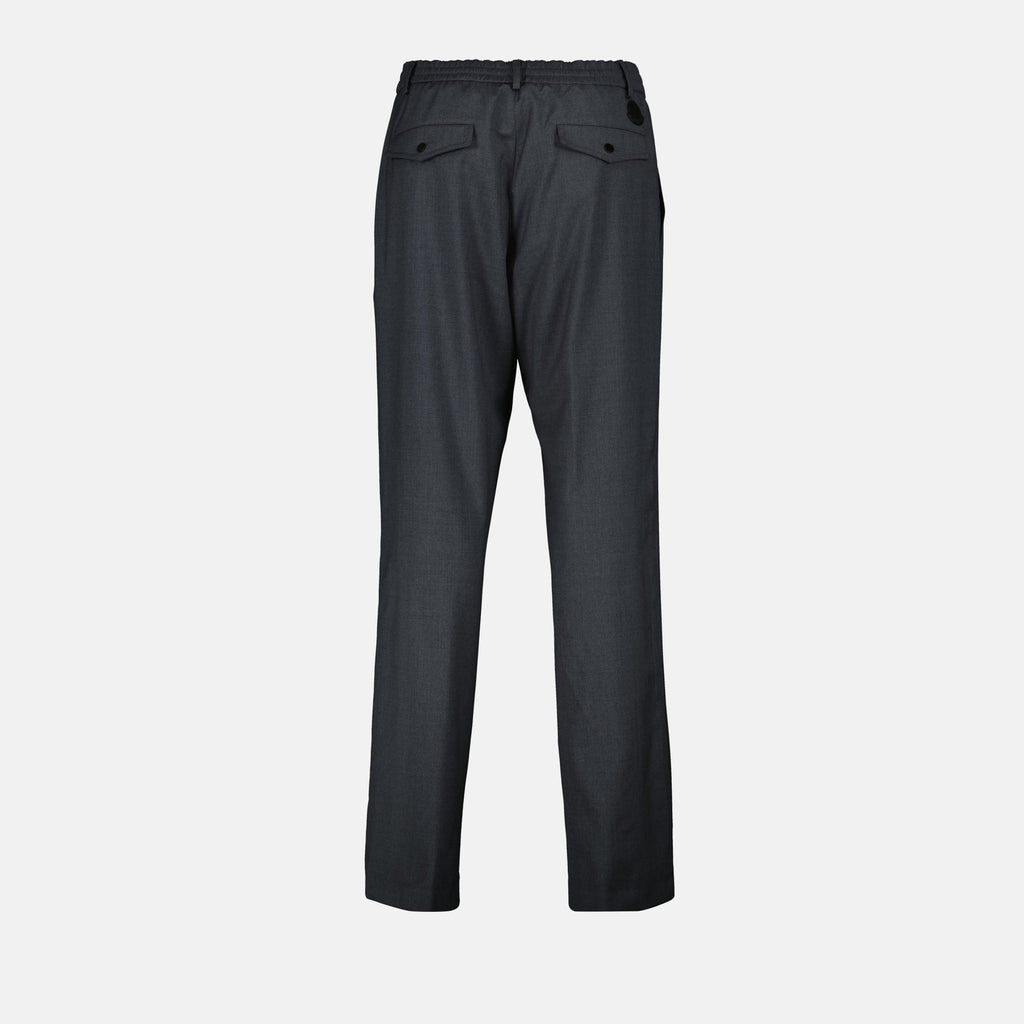 Imagen de Pantalones Zanahoria Gris Oscuro de Moncler para Hombres - Temporada Primavera-Verano 2025 - Vista de Detalle del Producto 1
