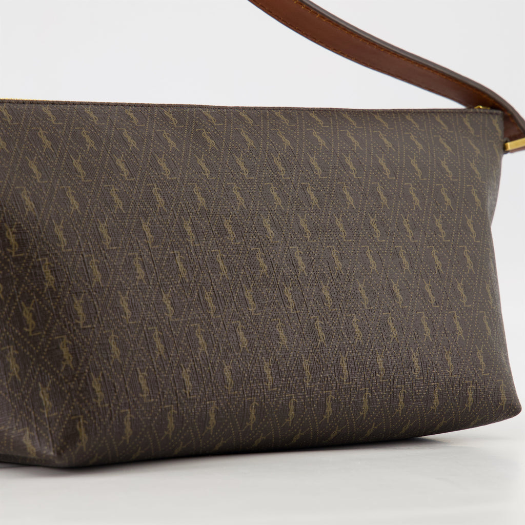 サン・ローランのメンズモノグラムブラウンバッグ画像 - シーズン春夏2026 - ディテールビュー1