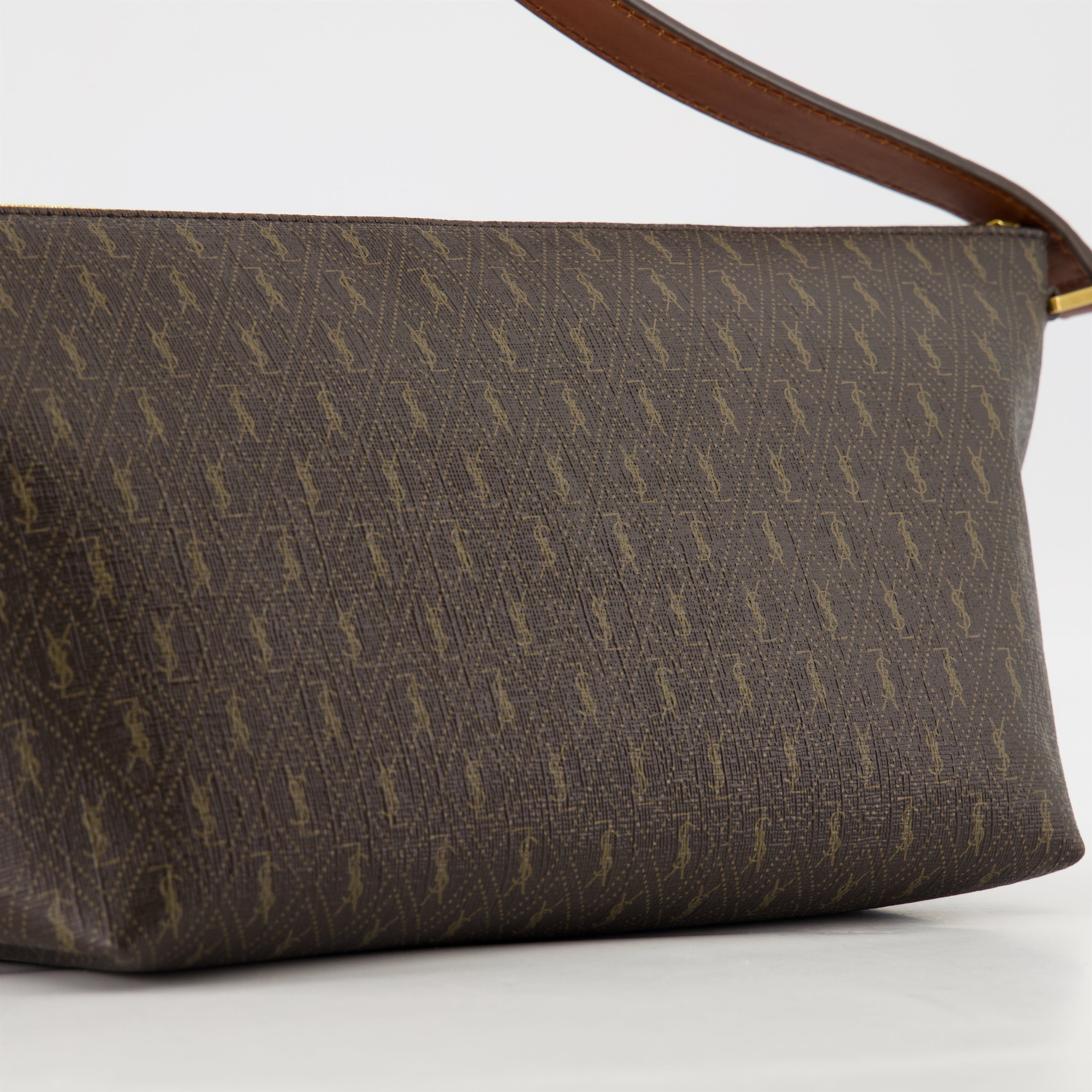 サン・ローランのメンズモノグラムブラウンバッグ画像 - シーズン春夏2026 - ディテールビュー1