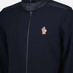 Bild der blauen Marinefleecejacke von Moncler Grenoble für Herren - Saison Herbst-Winter 2025 - Detailansicht 2