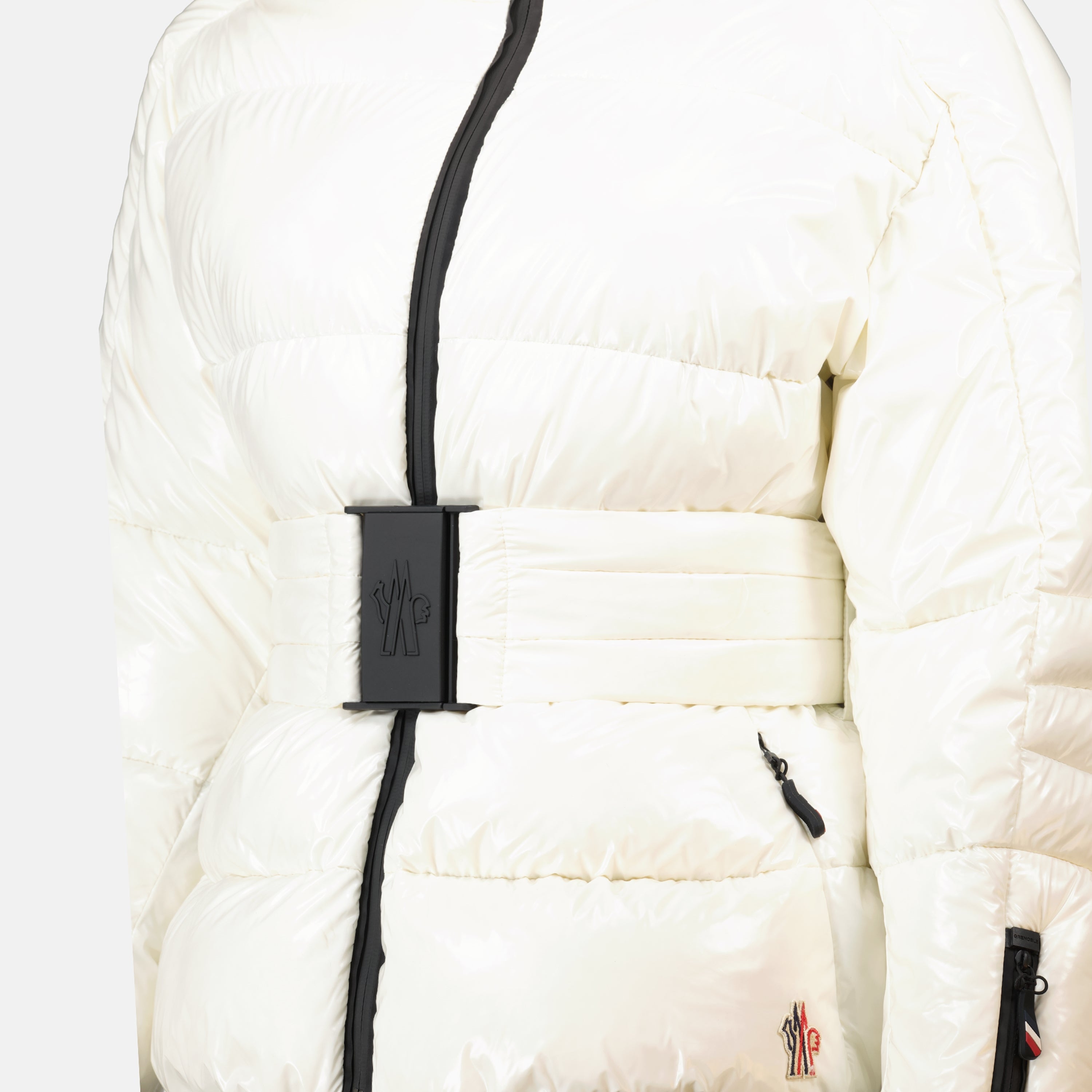 Imagen de una chaqueta acolchada blanca de Moncler Grenoble para mujeres - Temporada Otoño-Invierno 2024 - Detalle 1