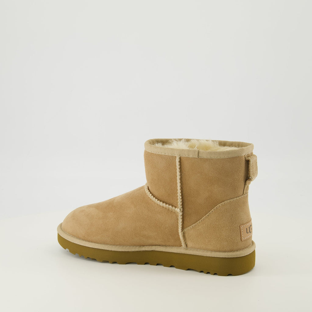 Image des Classic Mini II Beige par Ugg pour Femmes - Saison Printemps-Été 2026 - Vue arrière droite en trois quarts