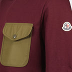 Bild des Bordeaux-T-Shirts mit Tasche von Moncler für Herren - Saison Frühjahr-Sommer 2026 - Detailansicht 2