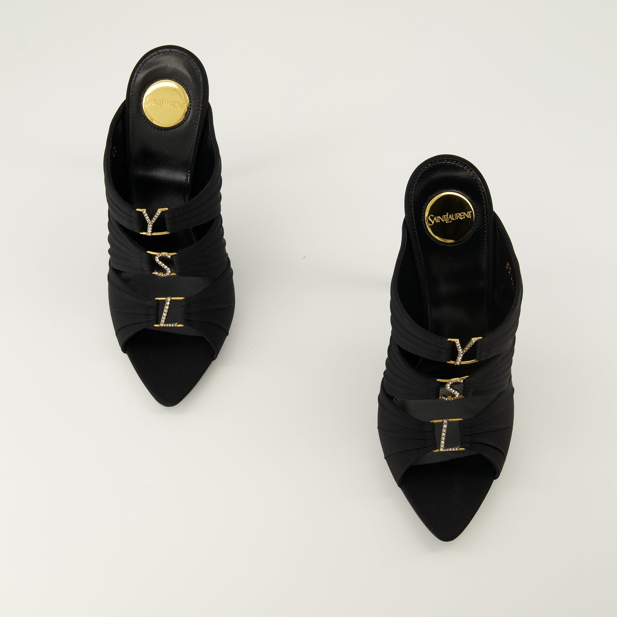2026年春夏シーズンの女性用サンローランエミリー黒ミュールの画像 - 上からのペアビュー