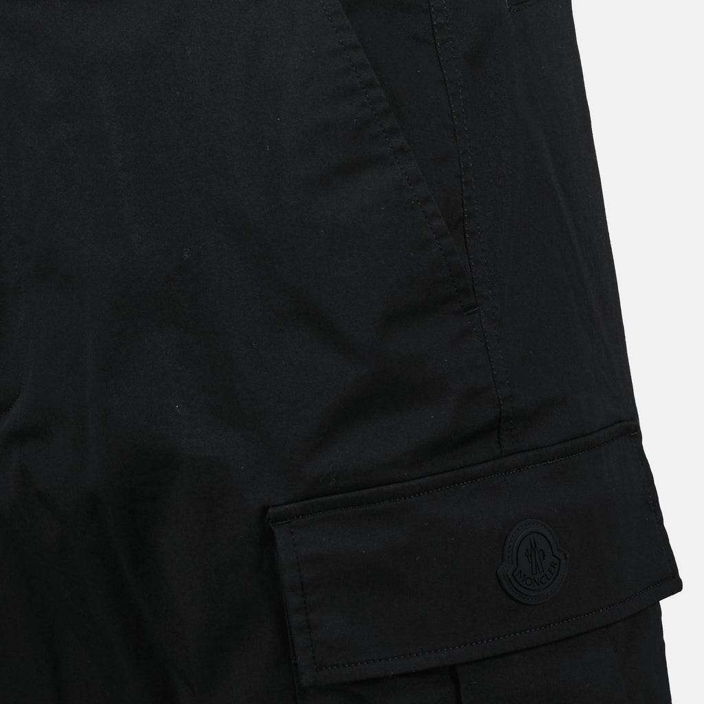 Imagem de Calças Cargo de Gabardine Pretas da Moncler para Homens - Temporada Primavera-Verão 2025 - Detalhe 5