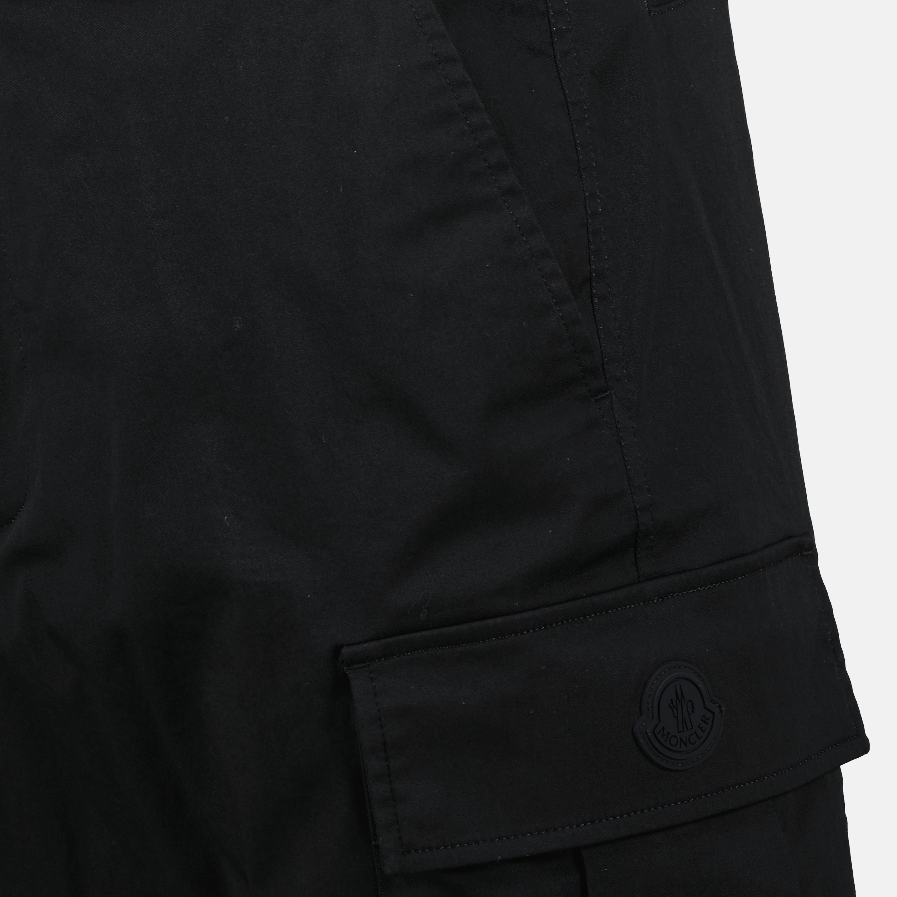 Imagem de Calças Cargo de Gabardine Pretas da Moncler para Homens - Temporada Primavera-Verão 2025 - Detalhe 5