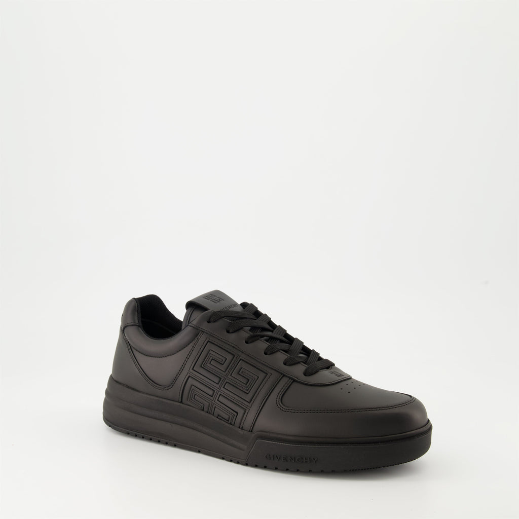 Image de baskets en cuir noir élégant de Givenchy pour hommes - Saison Automne-Hiver 2024 - Vue avant droite en trois quarts