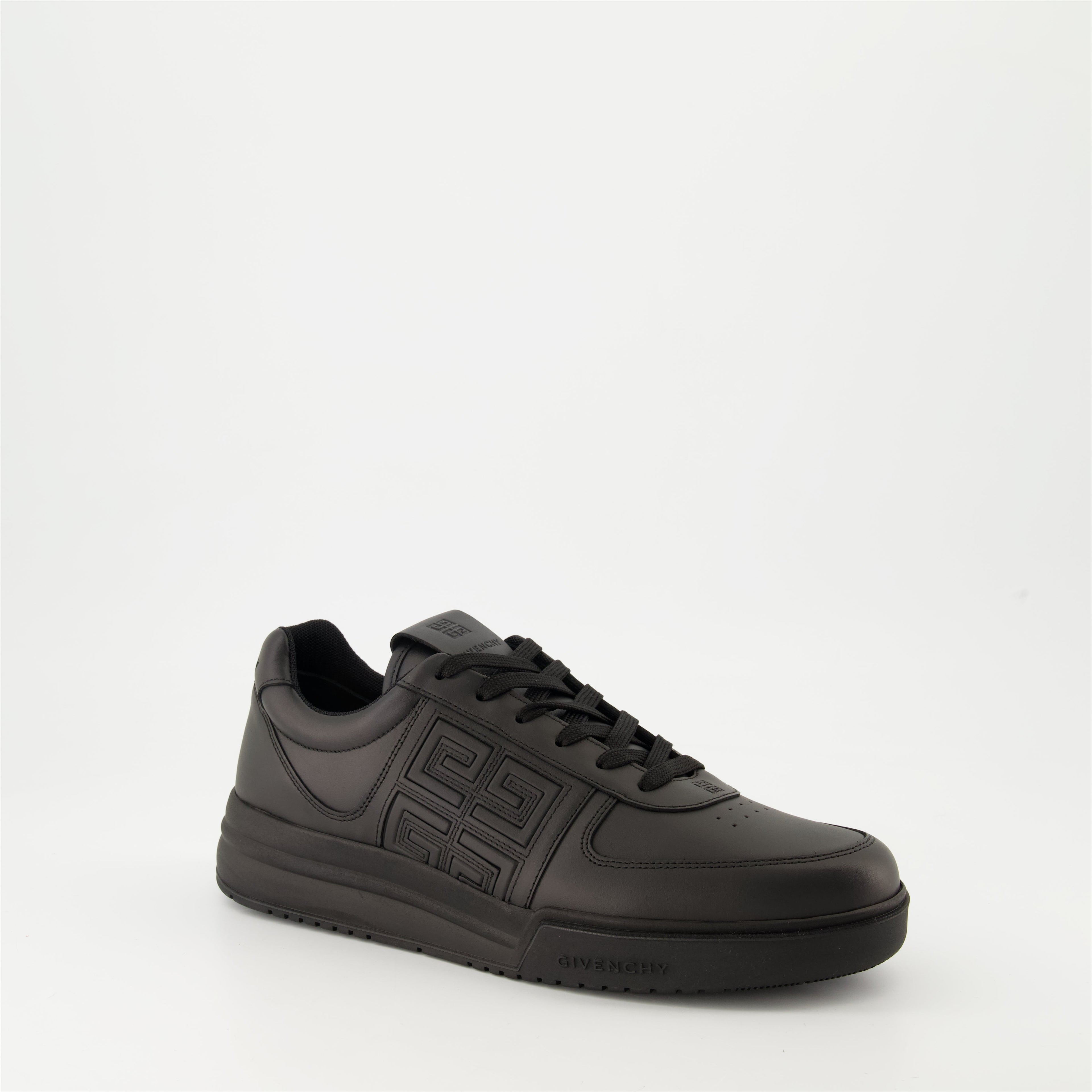 Image de baskets en cuir noir élégant de Givenchy pour hommes - Saison Automne-Hiver 2024 - Vue avant droite en trois quarts
