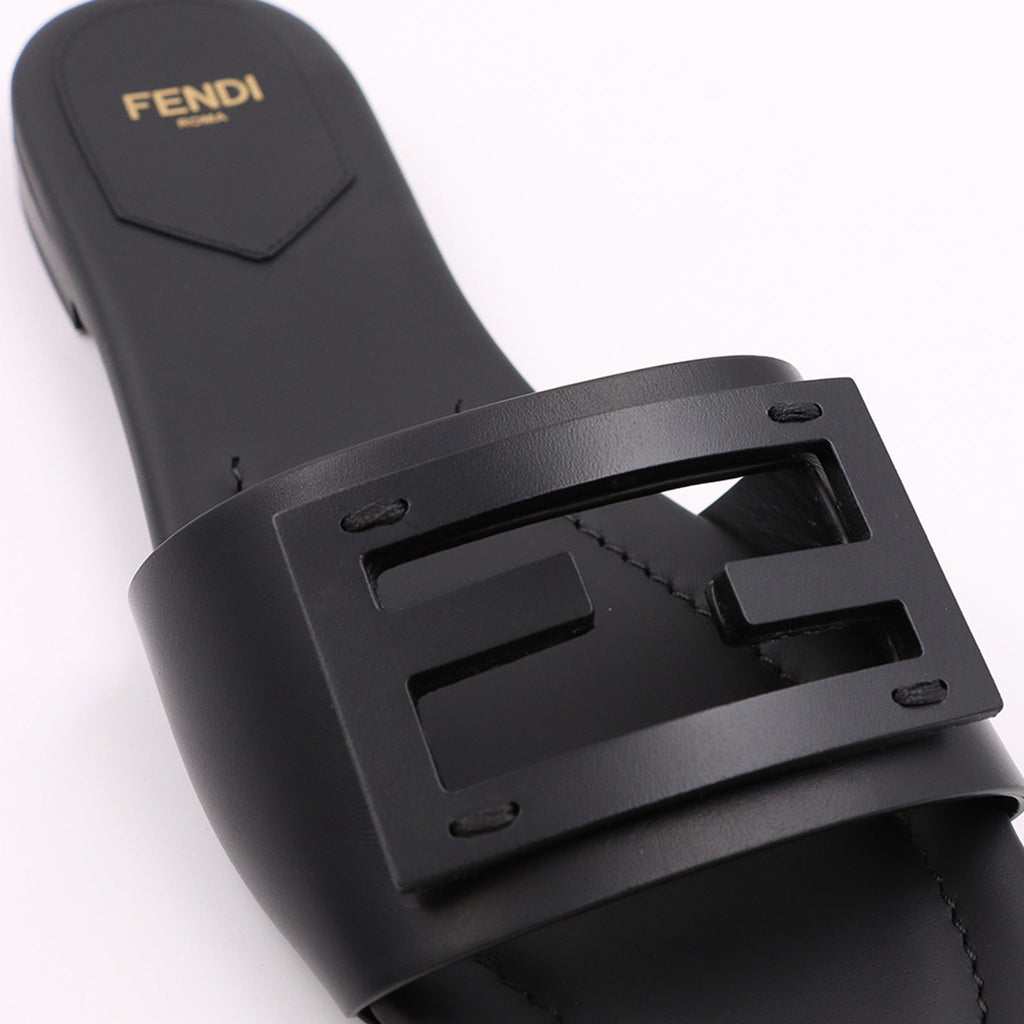 Image de sandales baguette en cuir noir de Fendi pour femmes - Saison automne-hiver 2024 - Vue de détail du dessus