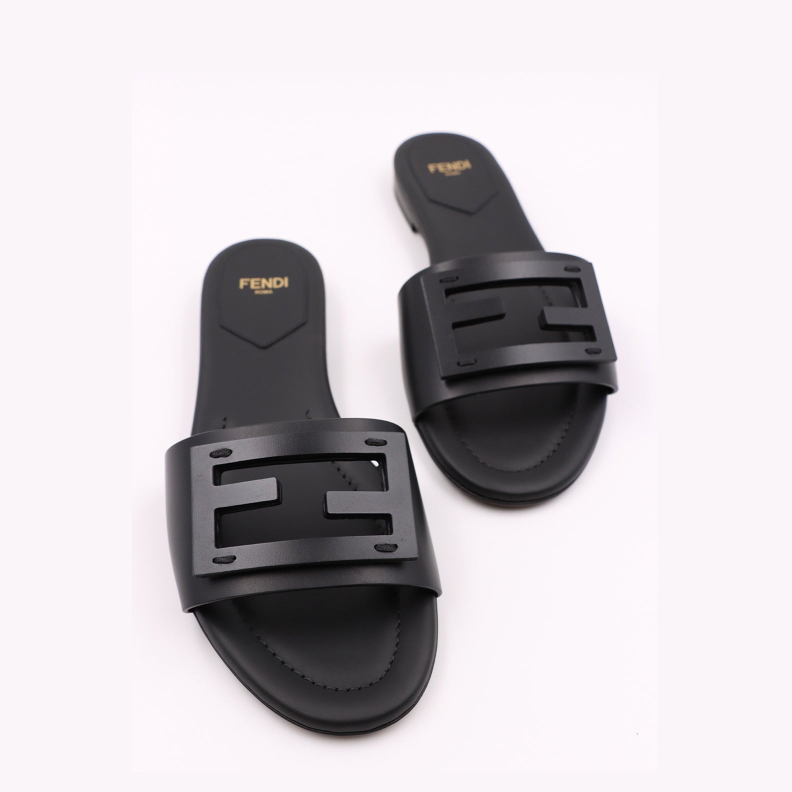 Image de sandales baguette en cuir noir de Fendi pour femmes - Saison automne-hiver 2024 - Vue supérieure des deux