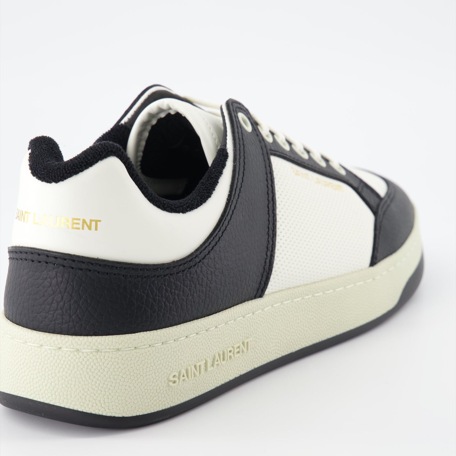 Imagen de las Zapatillas SL/61 de Cuero Granulado de Saint Laurent para Hombres - Temporada Primavera-Verano 2024 - Vista Detallada Superior