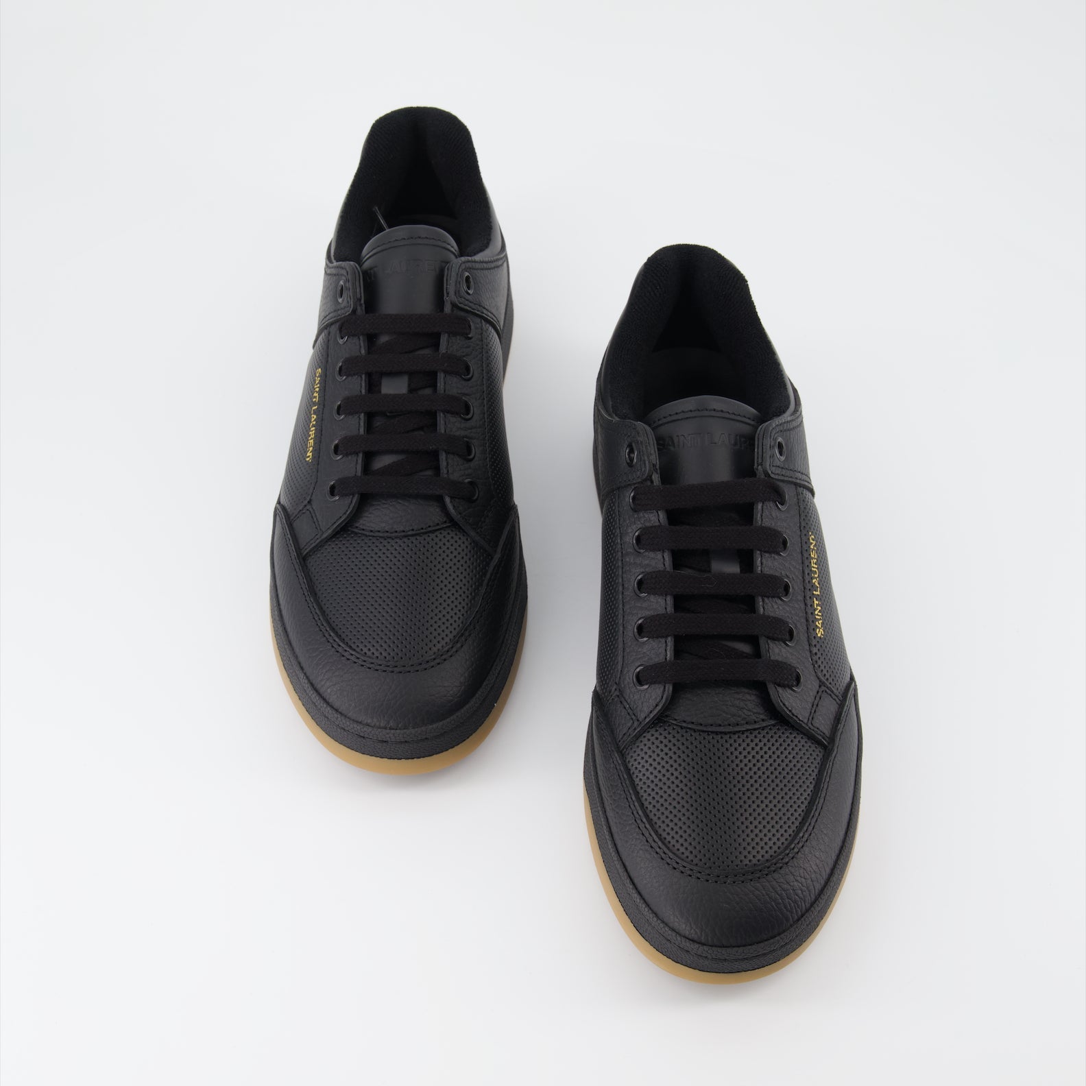 Image des baskets en cuir noir SL/61 de Saint Laurent pour hommes - Saison Automne-Hiver 2023 - Vue de détail supérieure