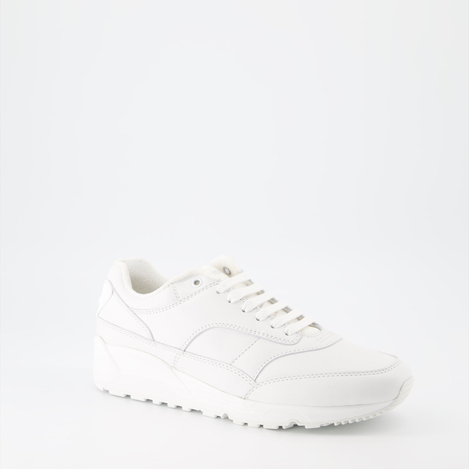 Image de baskets en cuir lisse Bump de Saint Laurent pour hommes - Saison Automne-Hiver 2023 - Vue de face droite en trois quarts