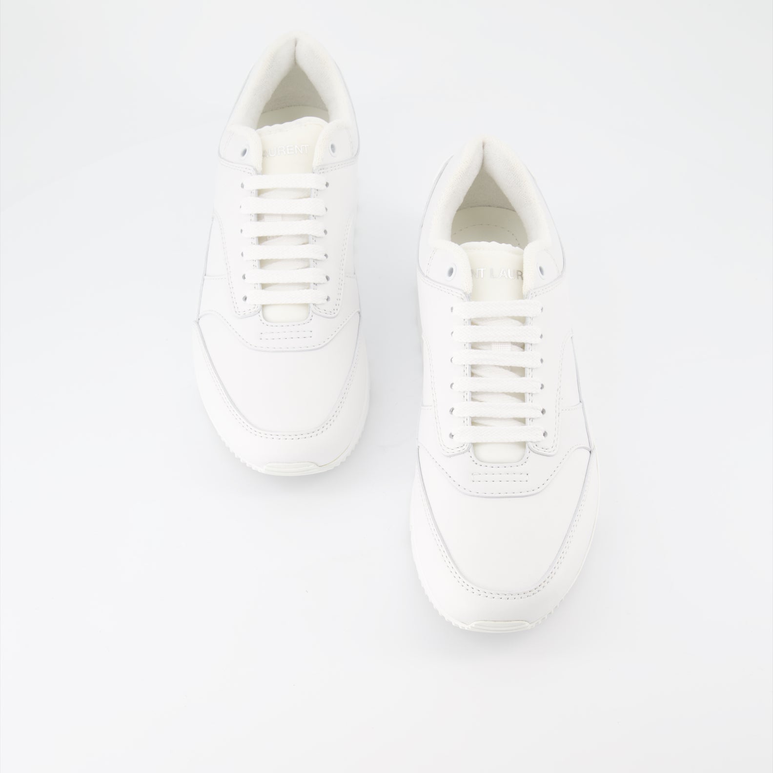 Image de baskets en cuir lisse Bump de Saint Laurent pour hommes - Saison Automne-Hiver 2023 - Vue supérieure du couple