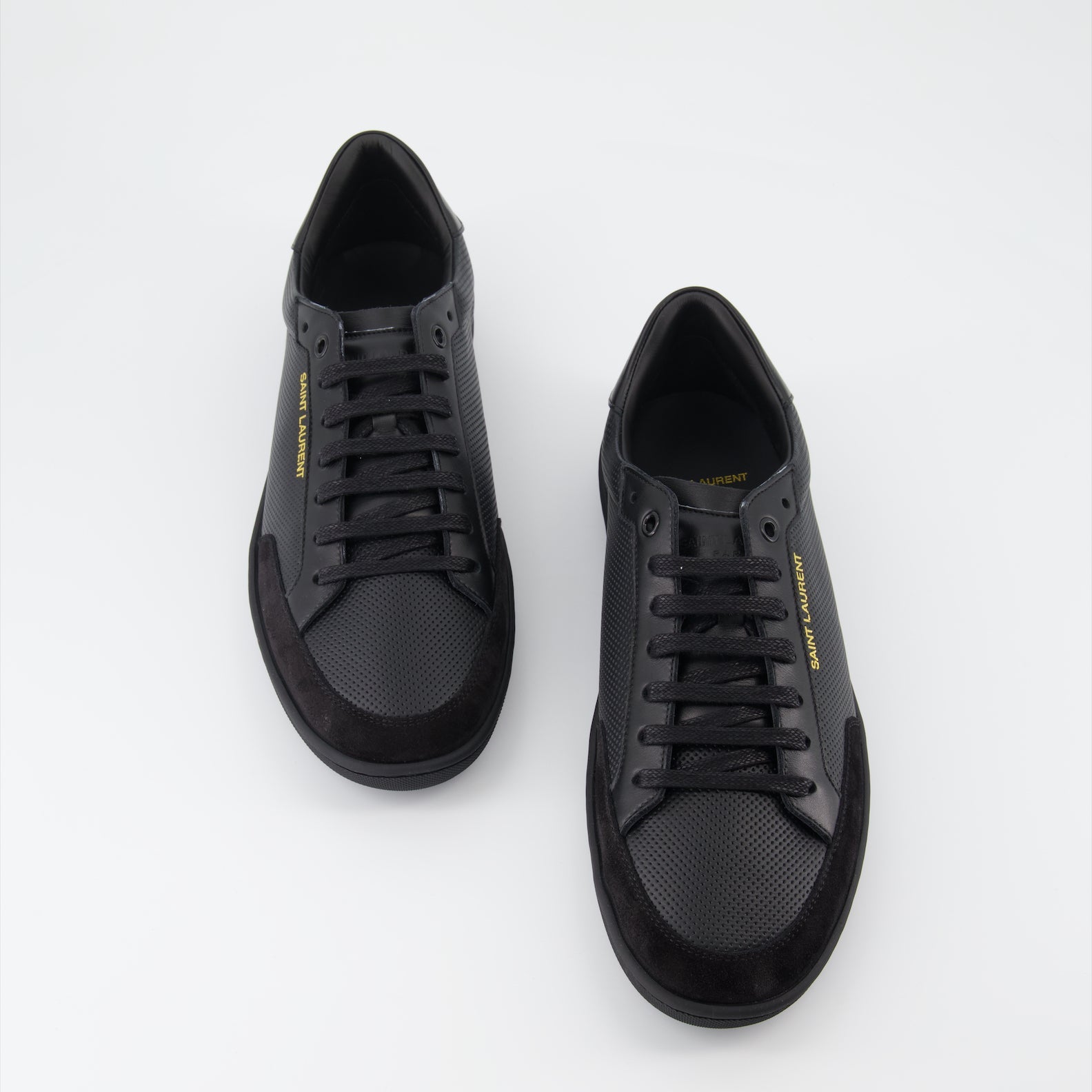 Image de baskets en cuir et daim Classic SL/10 par Saint Laurent pour hommes - Saison Automne-Hiver 2023 - Vue supérieure pair