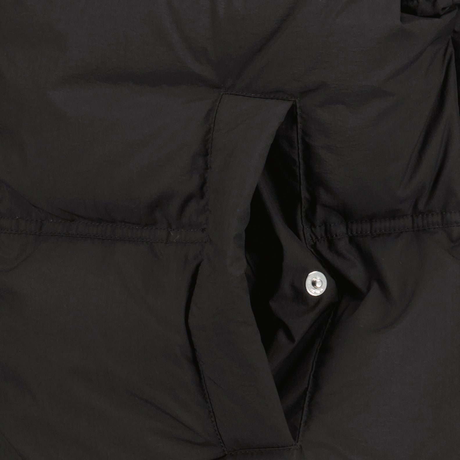 검정색 민소매 다운 재킷