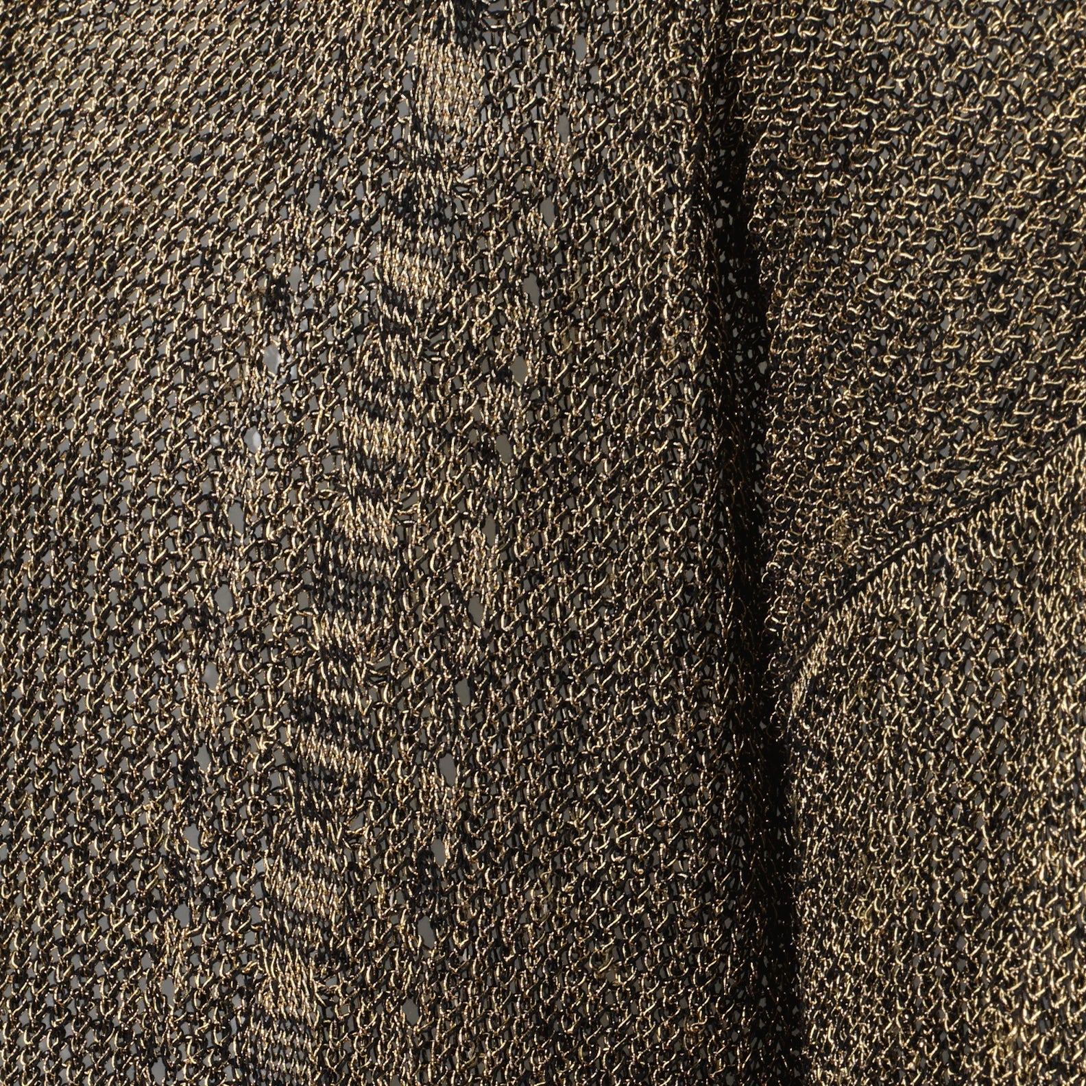 Imagen de una camiseta de punto marrón de Saint Laurent para hombres - Temporada Primavera-Verano 2023 - Vista de los detalles del producto 2