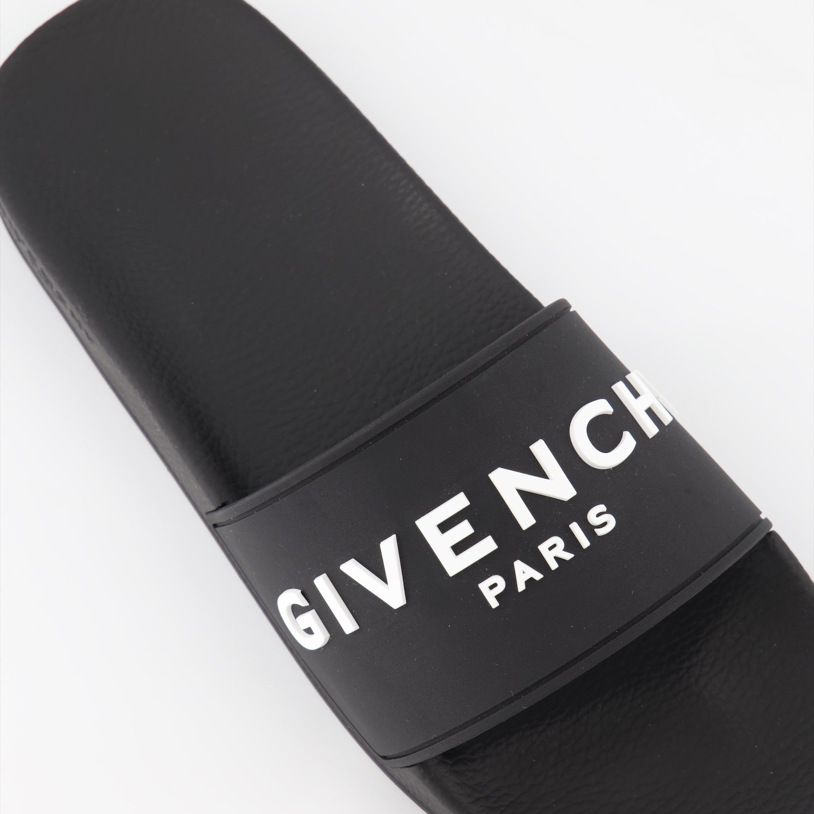 Image des sandales noires à logo de Givenchy pour hommes - Saison Automne-Hiver 2024 - Détail vue 8