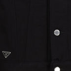 Immagine di un gilet senza maniche in denim nero di Prada per uomo - Stagione Primavera-Estate 2024 - Vista dettagli 5