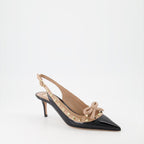 Imagen de las espadrilles Rockstud con correa trasera de cuero de Valentino Garavani para mujeres - Temporada Primavera-Verano 2024 - Vista frontal derecha en tres cuartos
