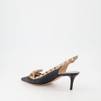 Imagen de las espadrilles Rockstud con correa trasera de cuero de Valentino Garavani para mujeres - Temporada Primavera-Verano 2024 - Vista trasera derecha en tres cuartos