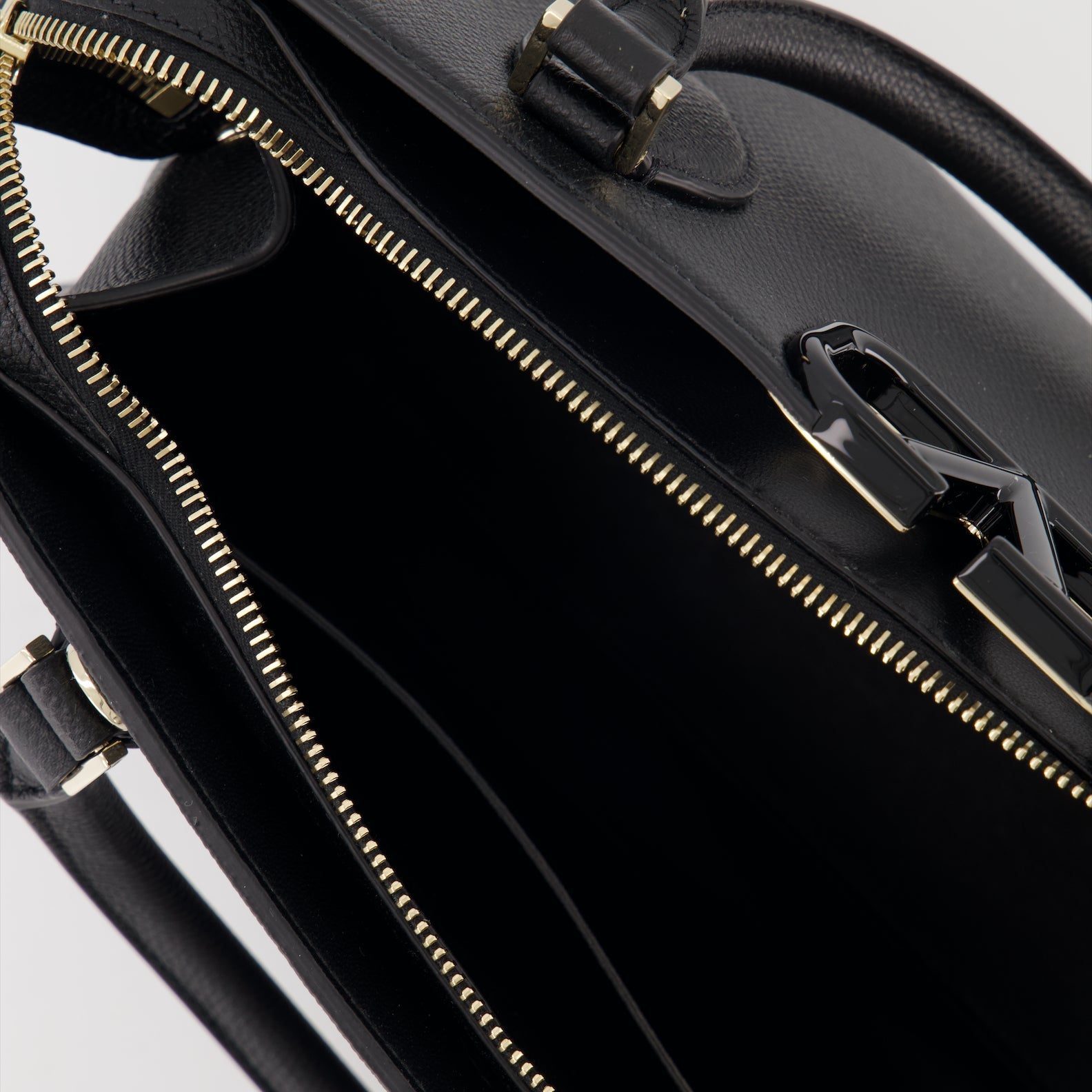 VLogo handbag, Valentino Garavani, luxury leather bag, designer handbag, luxury accessories