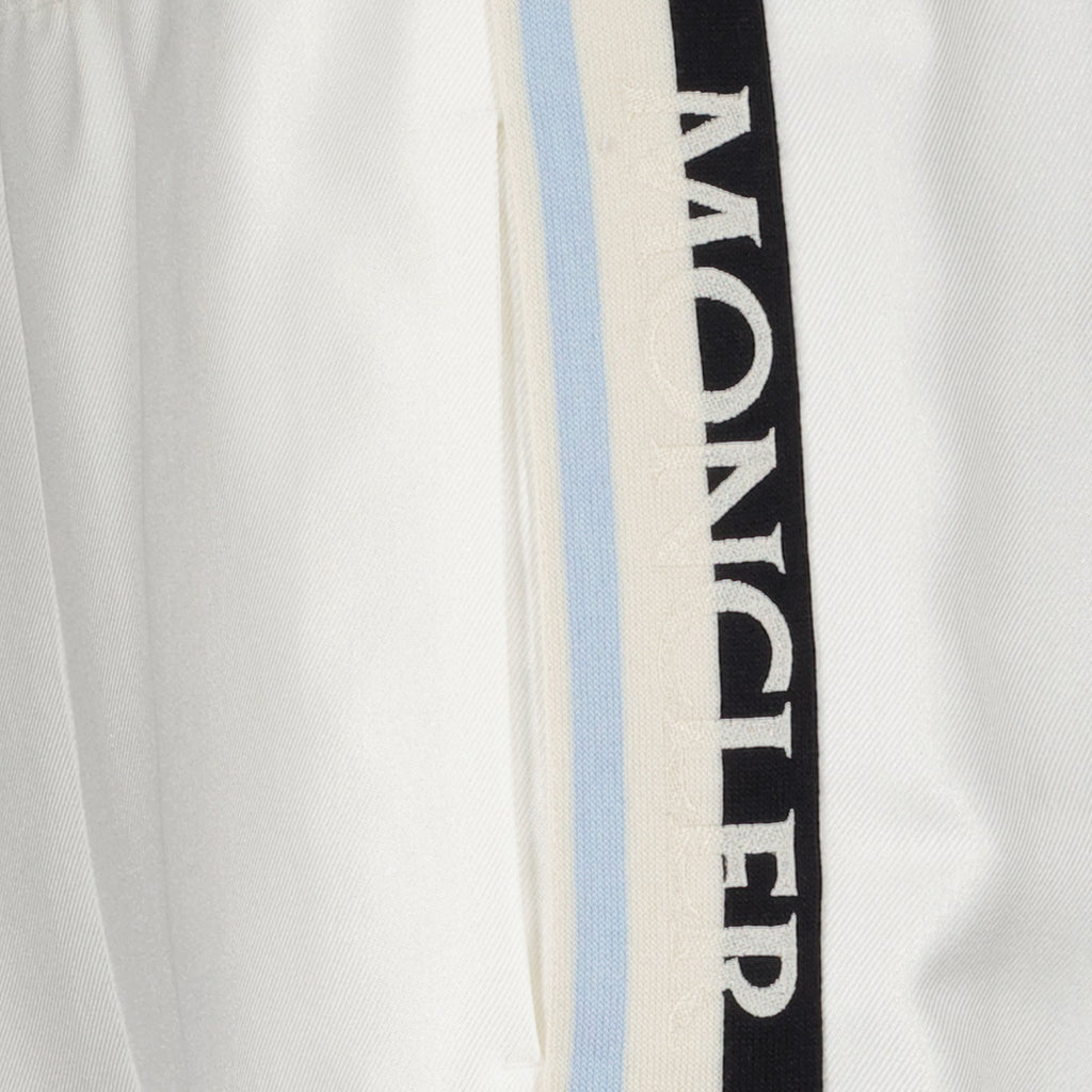 Imagen de joggers blancos con logo de Moncler para mujeres - Temporada Primavera-Verano 2024 - Vista de Detalle 5