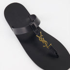 Imagem das sandálias Cassandre da Saint Laurent para homens - Temporada Primavera-Verão 2024 - Vista detalhada superior