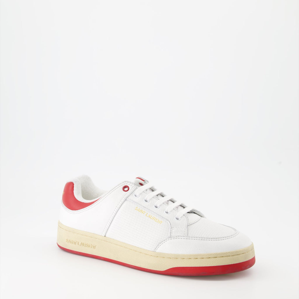 Image de baskets en cuir blanches et rouges SL61 de Saint Laurent pour hommes - Saison Printemps-Été 2024 - Vue avant droite en trois-quarts