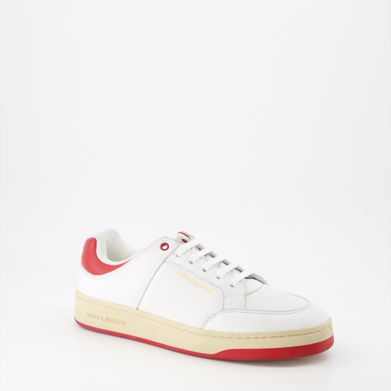 Image de baskets en cuir blanches et rouges SL61 de Saint Laurent pour hommes - Saison Printemps-Été 2024 - Vue avant droite en trois-quarts