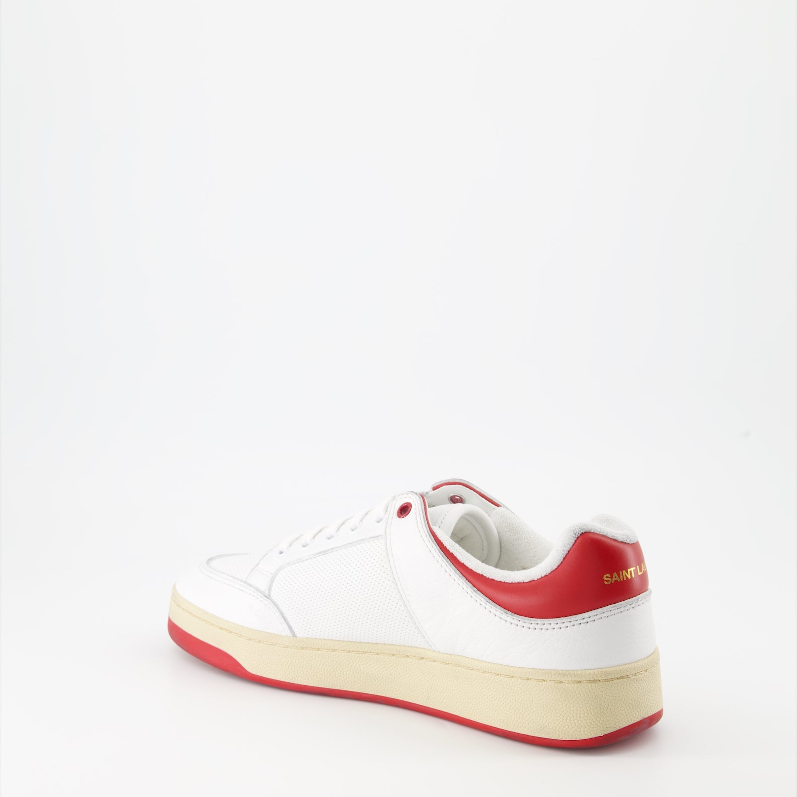 Image de baskets en cuir blanches et rouges SL61 de Saint Laurent pour hommes - Saison Printemps-Été 2024 - Vue arrière droite en trois-quarts