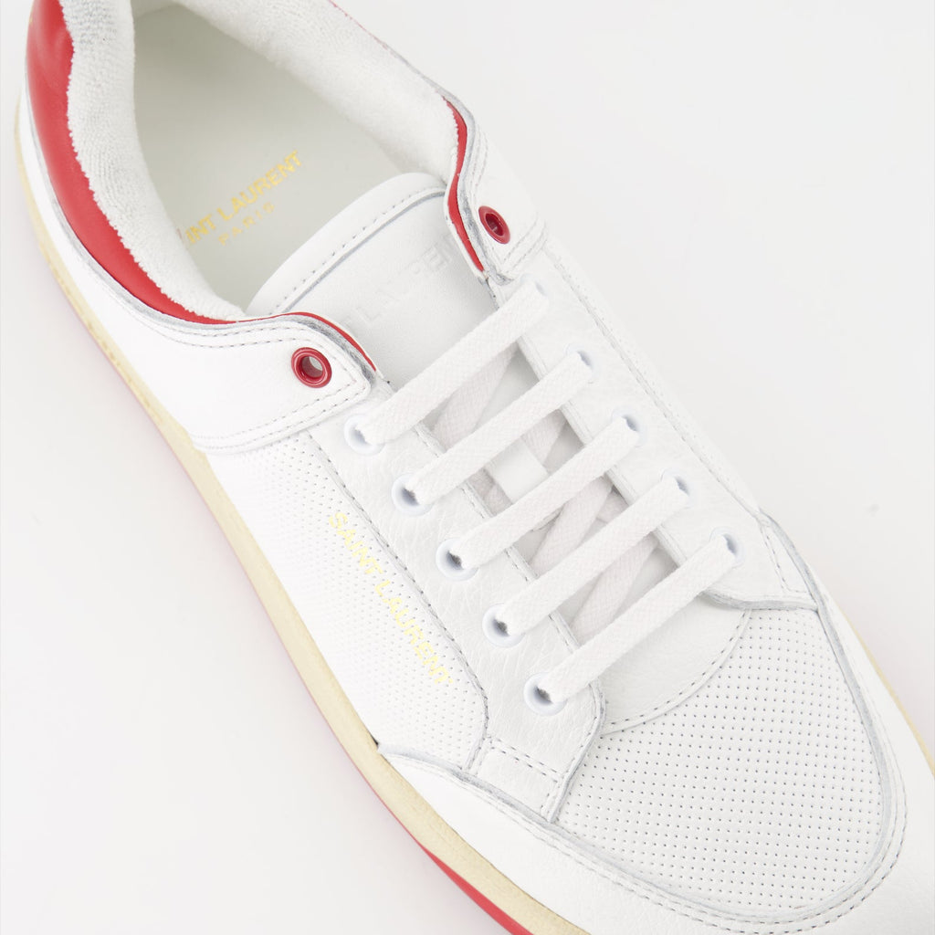 Image de baskets en cuir blanches et rouges SL61 de Saint Laurent pour hommes - Saison Printemps-Été 2024 - Vue de détail supérieure